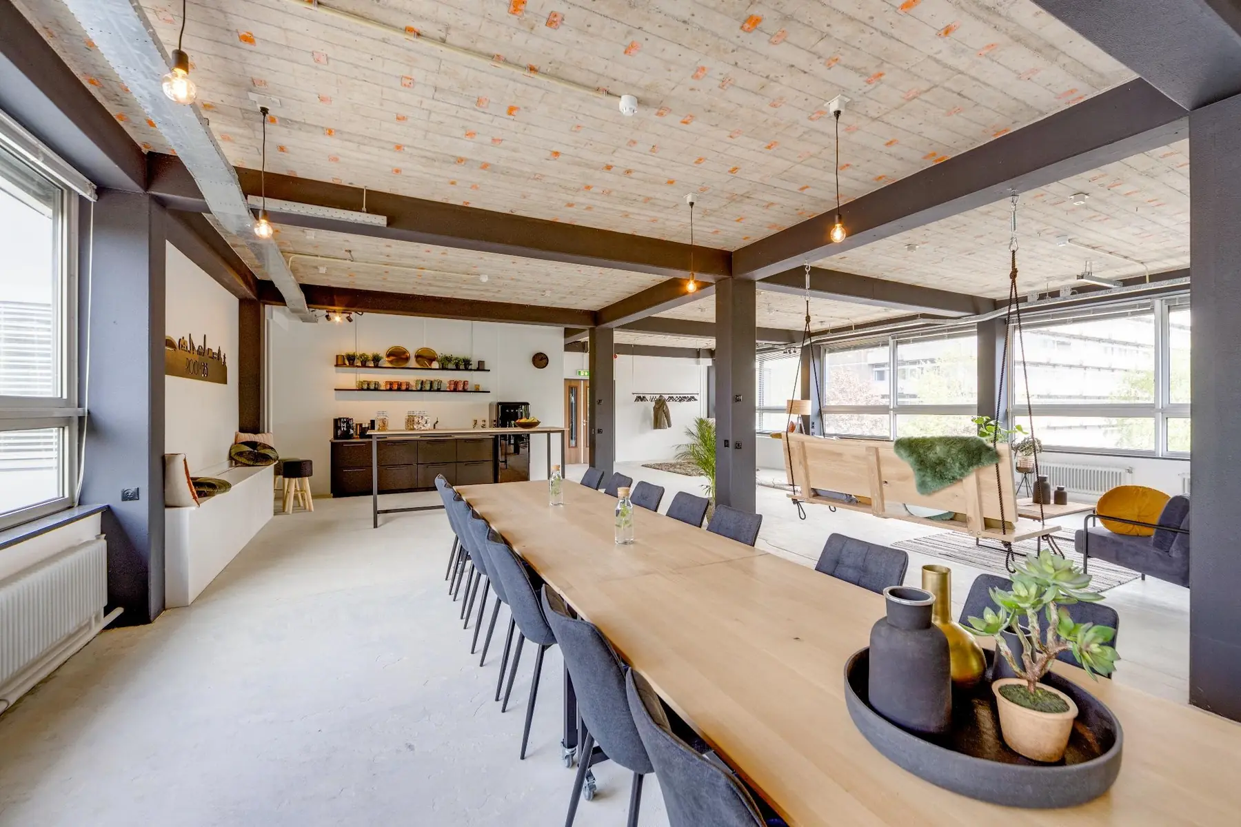 Overzicht van de Loft met de lange tafel en de lounge