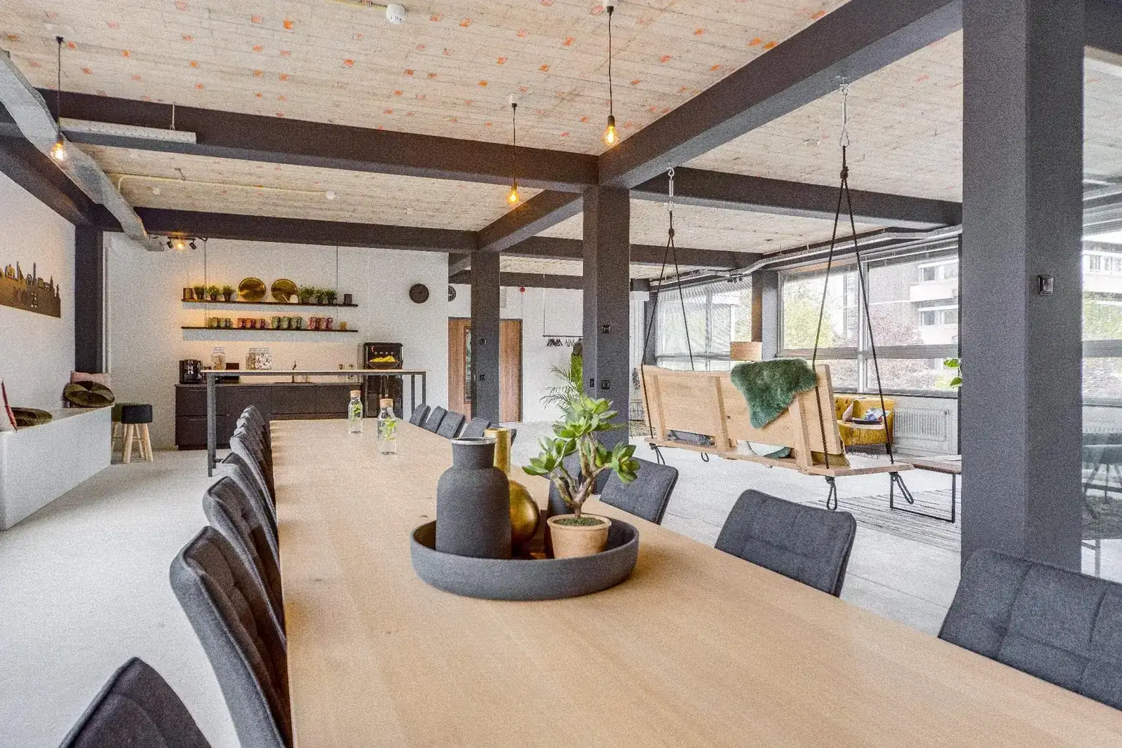 De lange vergadertafel in de Loft