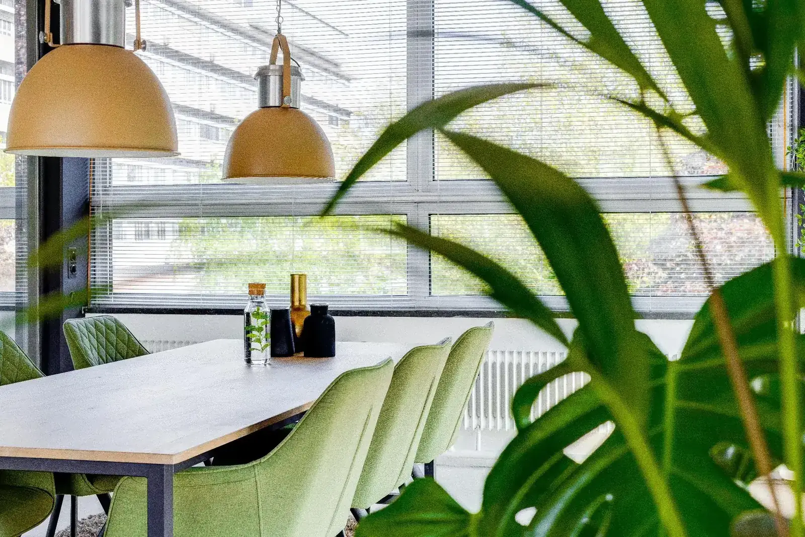 De tafel tussen de planten