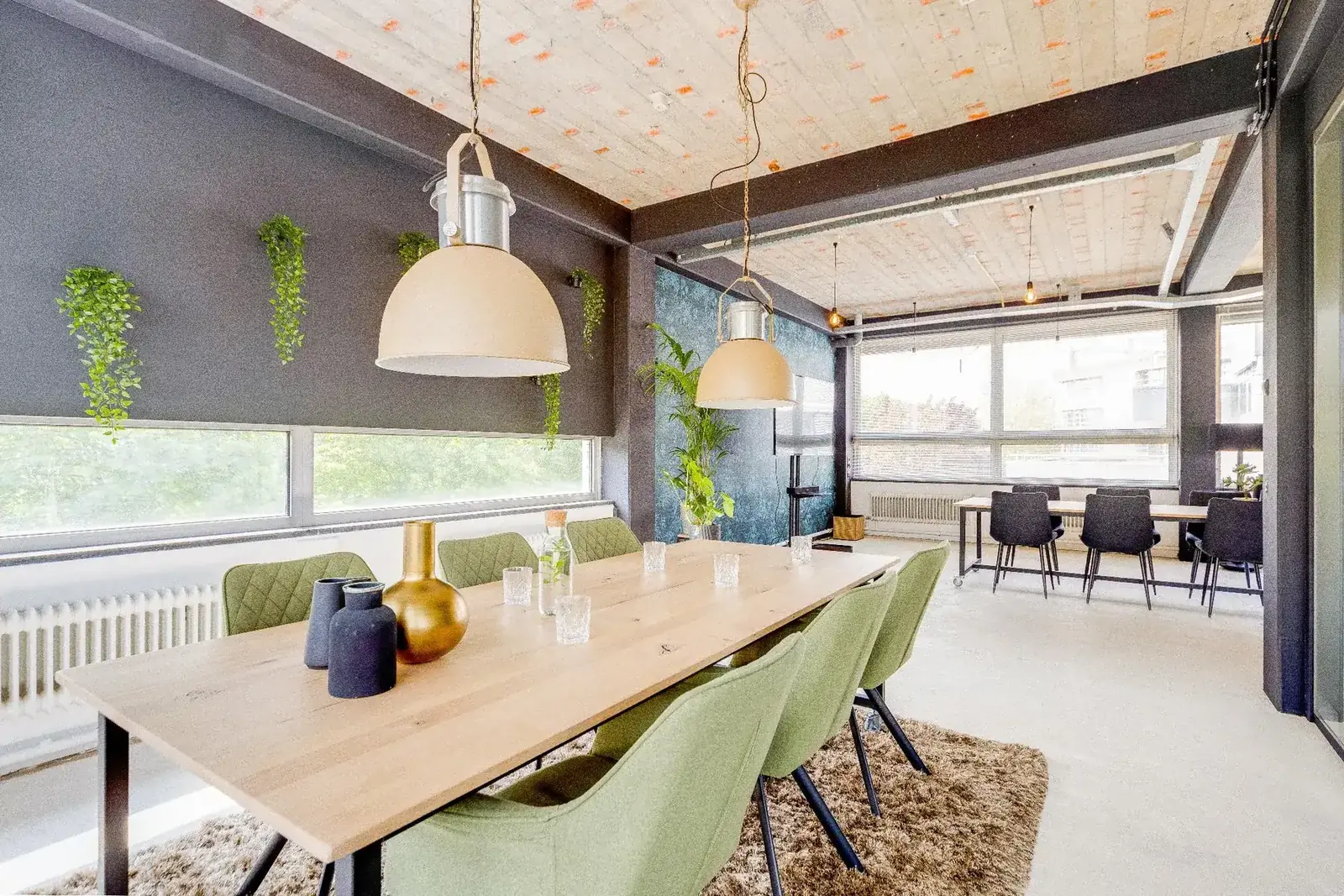 De lange tafel met vazen