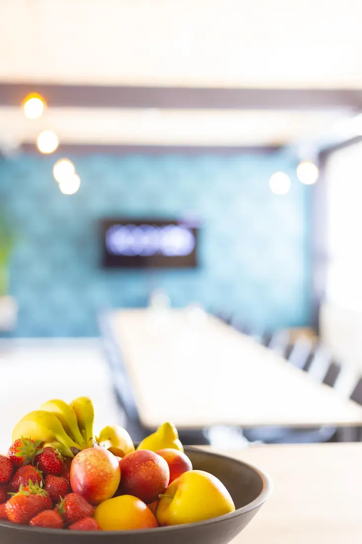 Schaal met vers fruit op de lange tafel in de Loft
