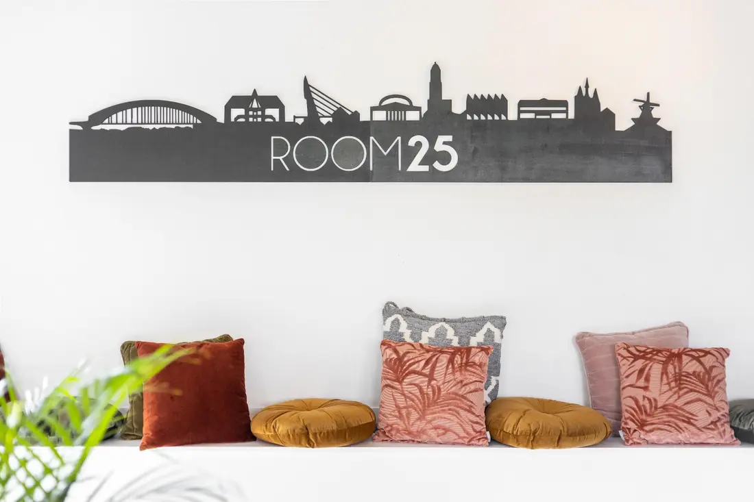 De ROOM25-skyline van Zwolle aan de muur boven de bank in de Loft