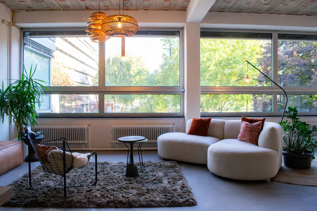 De ronde witte bank in de loungehoek van de Studio