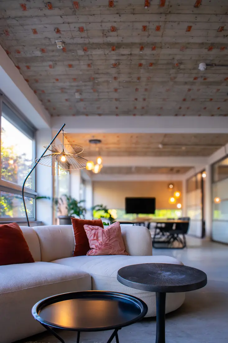 Bank en bijzettafels in de loungehoek van de Studio