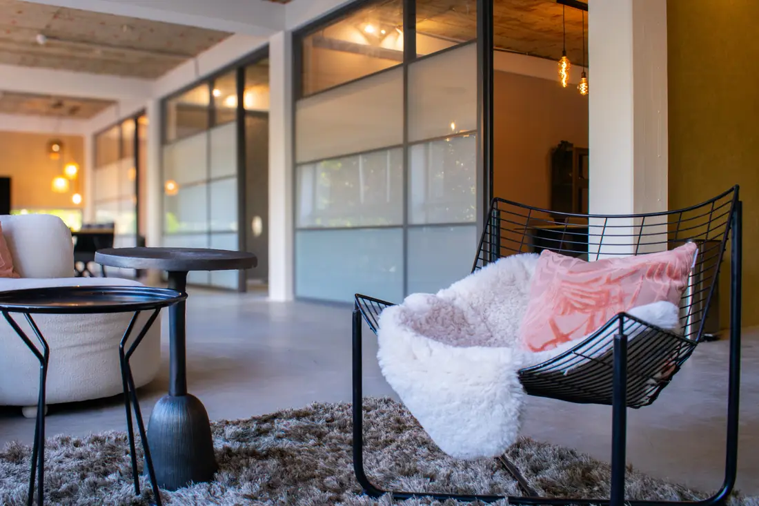 Loungestoel bij de grote ramen van de Studio