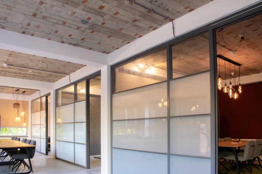 De glazen wand van de breakoutrooms in de Studio