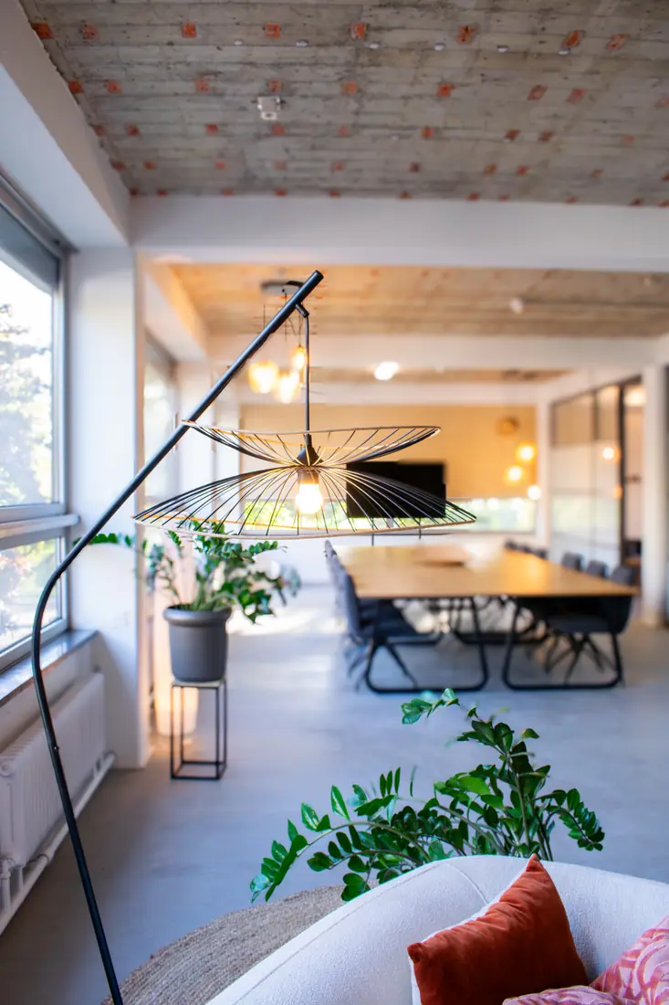 De vergadertafel in de Studio met planten en het scherm