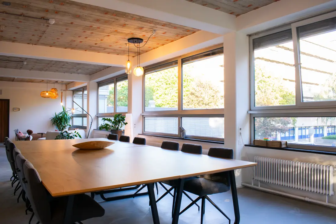 De vergadertafel bij de ramen van de Studio